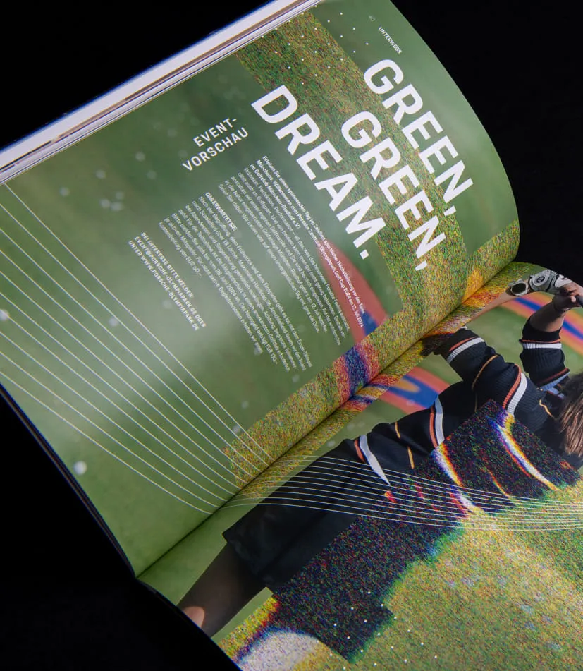 Magazinseite der Porsche Times mit der Eventvorschau Green Green Dream; moderne grafische Gestaltung mit Golferin und digitalem Farbeffekt auf grünem Hintergrund.
