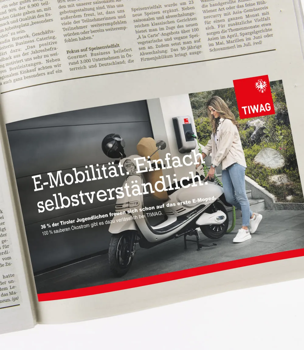 TIWAG-Anzeige in einer Zeitschrift mit junge Frau, die E-Roller auflädt und dem Slogan E-Mobilität. Einfach selbstverständlich. mit Statistik zu Tiroler Jugendlichen.