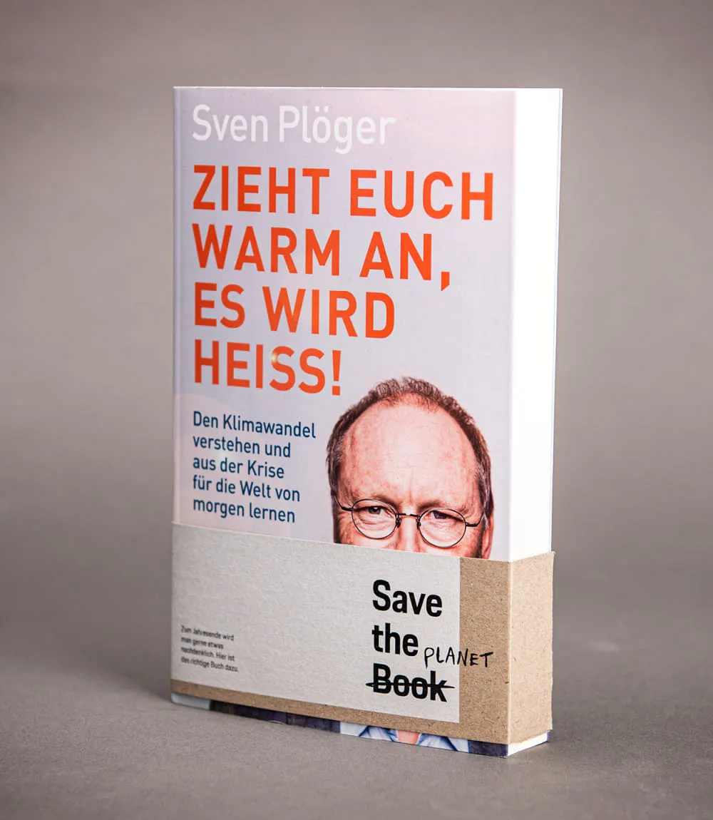 Buch präsentiert vor grauem Hintergrund. Der Titel heißt Zieht euch warm an, es wird heiss! von Sven Plöger. Im unteren Teil ein Einband mit Aufschrift Save the Book - Book ersetzt durch Planet.