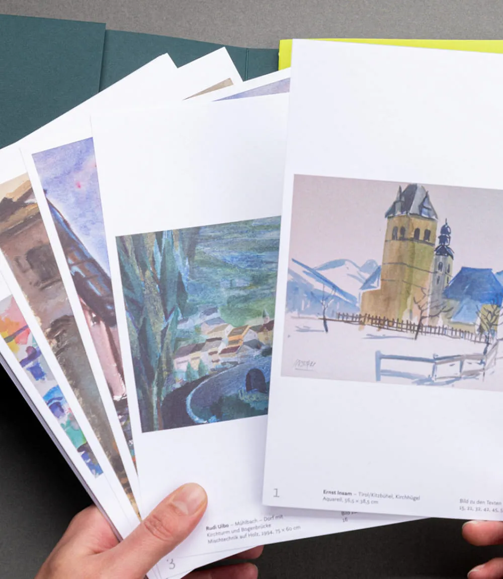 Doppelseite eines grafisch hochwertig gestalteten Buchprojekts: links ein berührendes Gedicht mit dem Titel ‚Nichts mehr wie früher – alles wird gut‘, rechts eine impressionistische Illustration eines idyllischen Dorfs mit Kirche. 